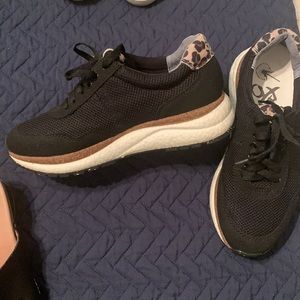 EUC-Women’s OTBT sneakers, black with leopard heel tab. Size 8